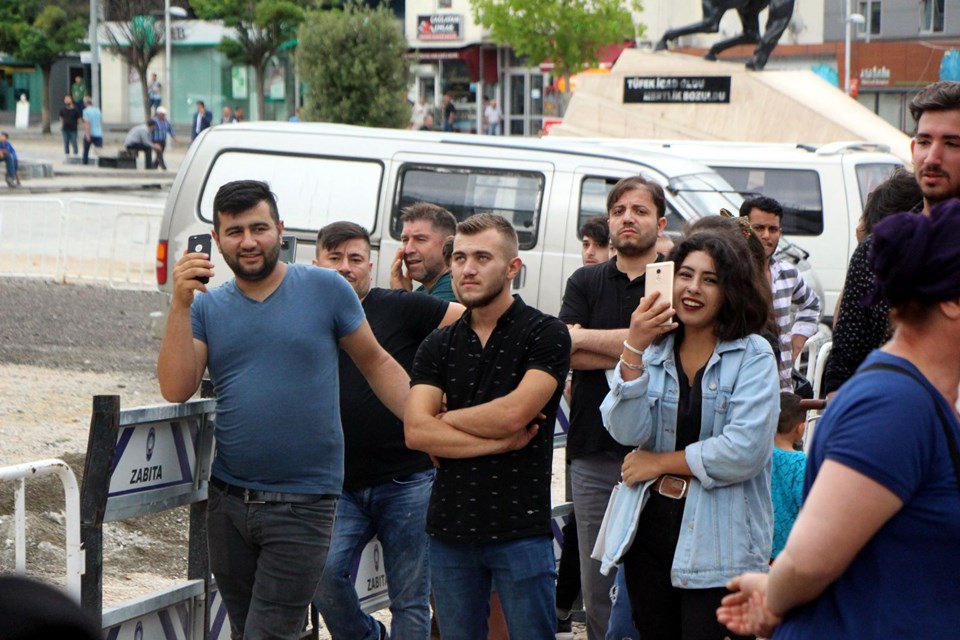 "Black Mirror Bölümü Değil: İntihar Teşebbüsü, Kalabalık Tarafından Sosyal Medyada Canlı Yayınlandı..."  nehabersin.com/haberler/black…