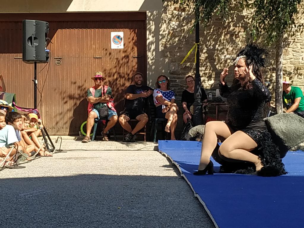 GiraCirc's tweet photo. Comença el Cabaret d'escoles que posa el punt i final al #Giracirc2019.

#Giracirc #circ #Collsuspina https://t.co/rWyQCWkuAM