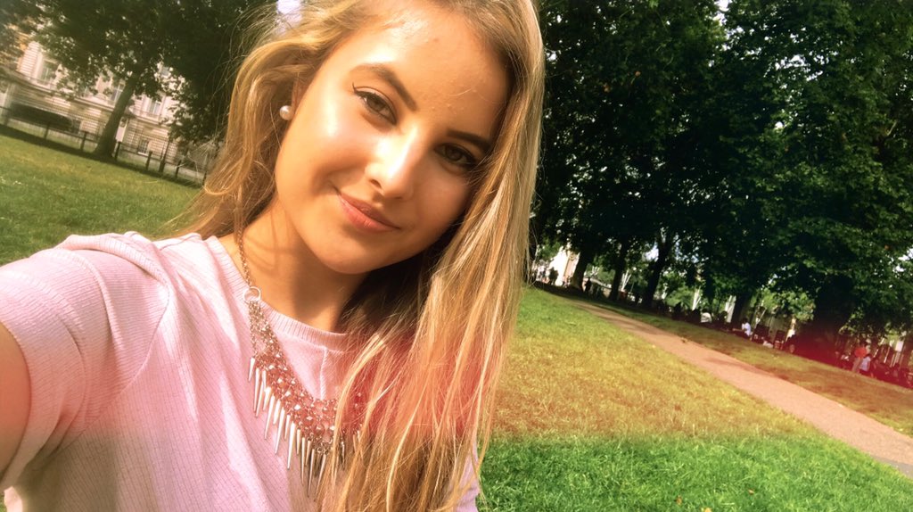 Emmaaa_Tommo's tweet photo. @Mabel Okay I’m not good at it 😂 https://t.co/77EAzuZRXK