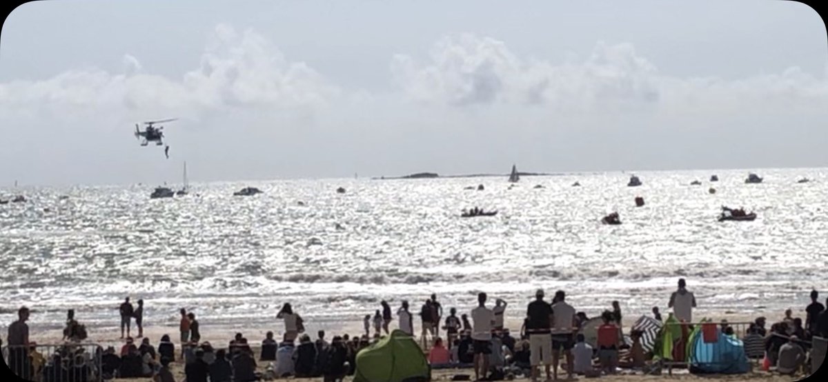 AeroWestDev's tweet photo. @SauveteursenMer / @HelicosBleus démonstration de sauvetage en mer au large de #Pornichet dans le cadre du meeting aérien #PleinVol ; largement applaudis ! N oublions pas leur dévouement et le sacrifice qui est le leur : temps, famille ... mais aussi paye du prix le plus cher ! https://t.co/qQhFlM0G7X