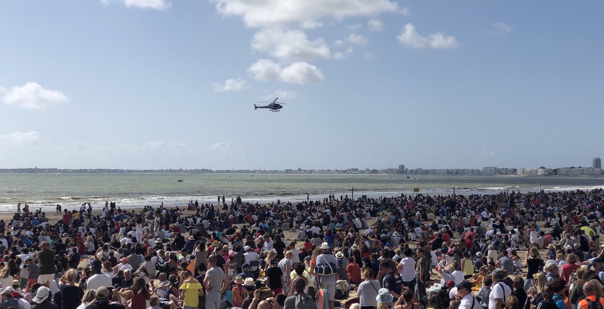AeroWestDev's tweet photo. @SauveteursenMer / @HelicosBleus démonstration de sauvetage en mer au large de #Pornichet dans le cadre du meeting aérien #PleinVol ; largement applaudis ! N oublions pas leur dévouement et le sacrifice qui est le leur : temps, famille ... mais aussi paye du prix le plus cher ! https://t.co/qQhFlM0G7X