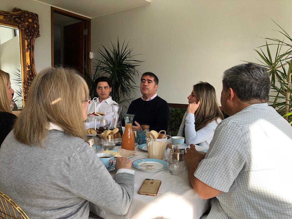 FundJuntos's tweet photo. DESAYUNO EN CHAMISERO | Junto al concejal @GTorresFerrari y los vecinos del movimiento “Protejamos Chamisero” de la comuna de Colina, nuestro diputado @desbordes compartió una jornada de reflexión sobre el estado del transporte, la seguridad, etc. #FirmeContigo https://t.co/JDZmjxVsxa