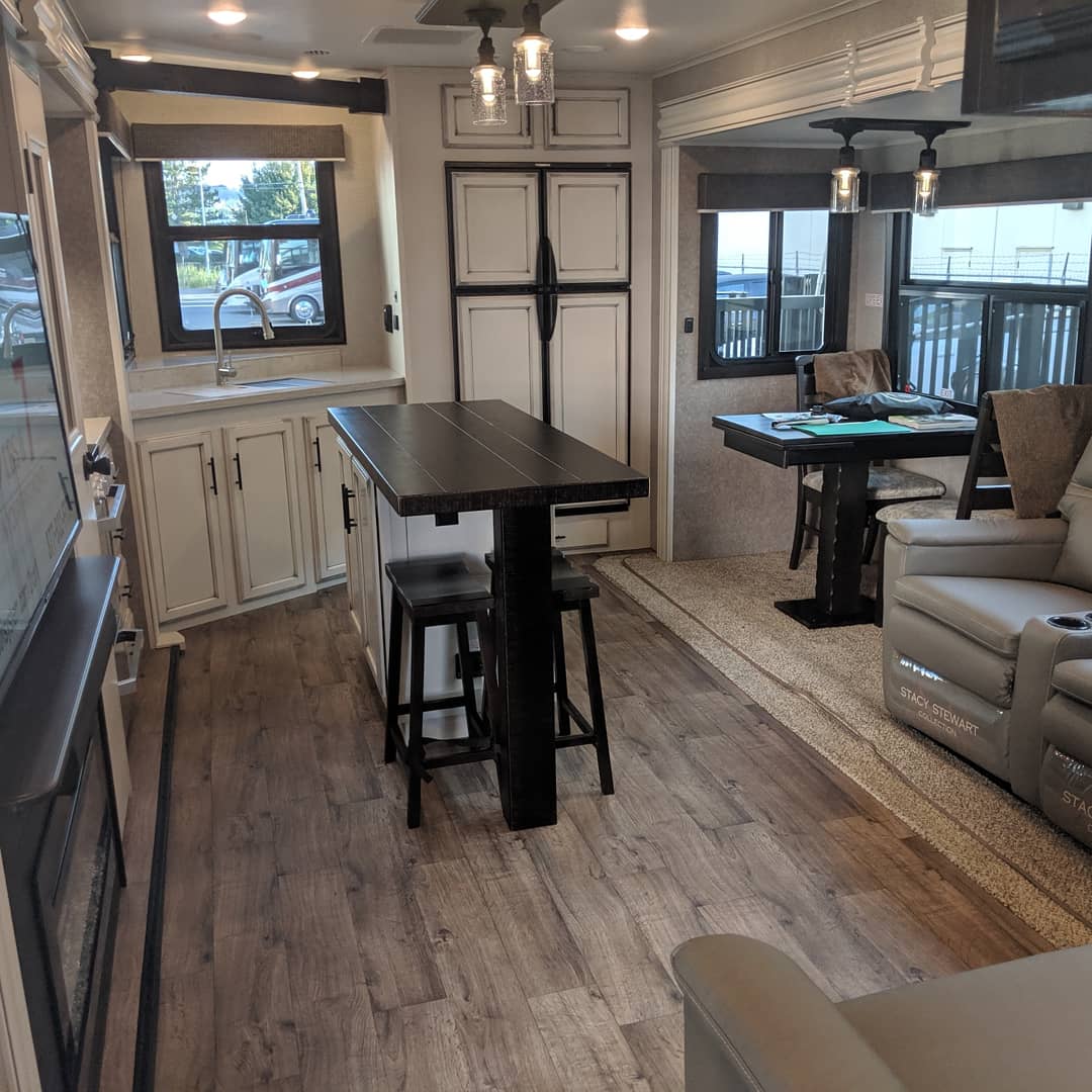 crazeeadventure's tweet image. Check out the Jayco Eagle 332CBOK
The new Jayco interior designs by Stacy Stewart with a modern farmhouse make it feel like home.
Come on in check them out
Ask for Les @Traveland RV
@jaycorv #jaycorv #travelandrv
@TravelandRVBC #rv #rvdesigns #rvlife 
#rvlifestyle #rvliving