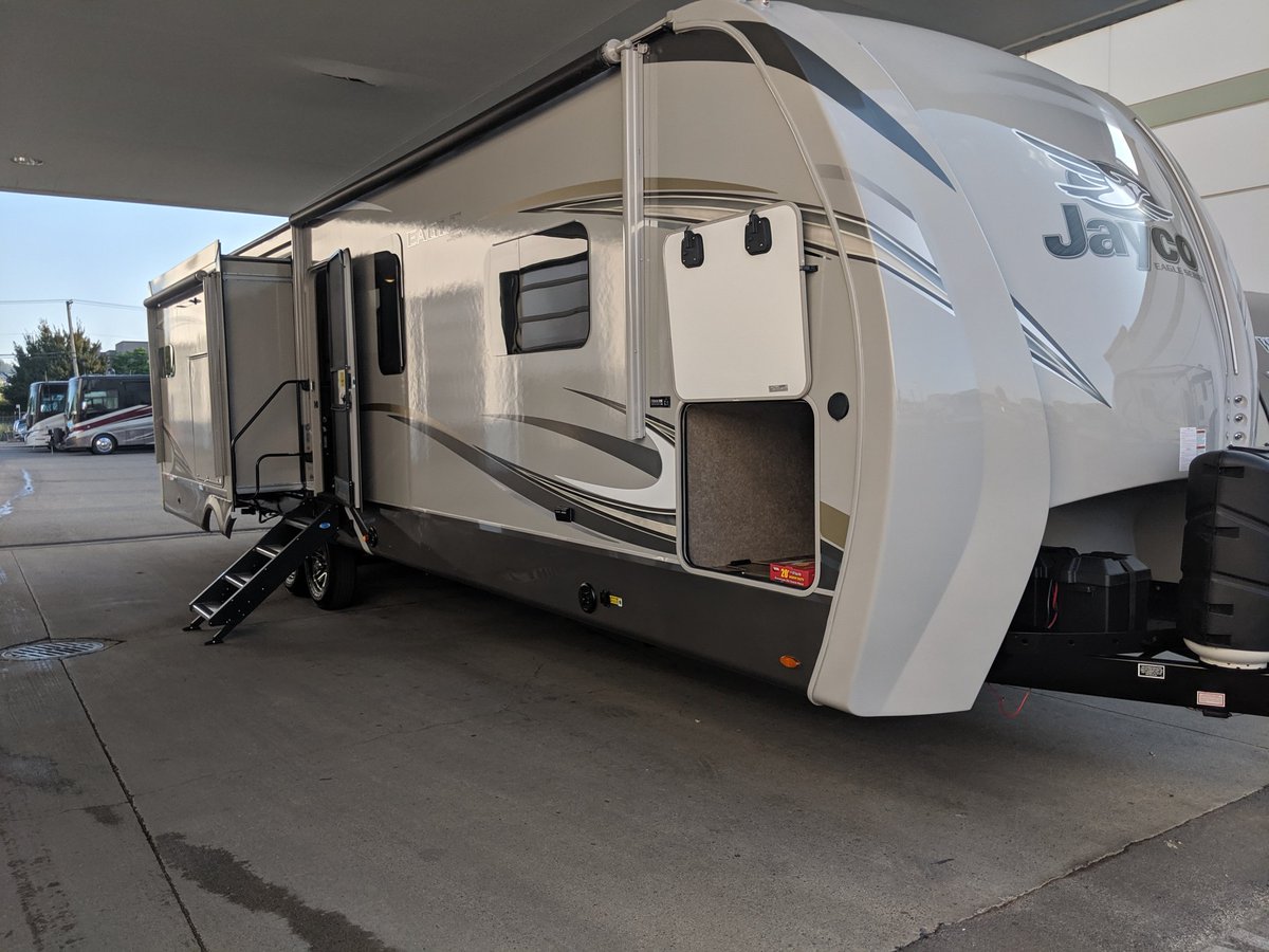 crazeeadventure's tweet image. Check out the Jayco Eagle 332CBOK
The new Jayco interior designs by Stacy Stewart with a modern farmhouse make it feel like home.
Come on in check them out
Ask for Les @Traveland RV
@jaycorv #jaycorv #travelandrv
@TravelandRVBC #rv #rvdesigns #rvlife 
#rvlifestyle #rvliving