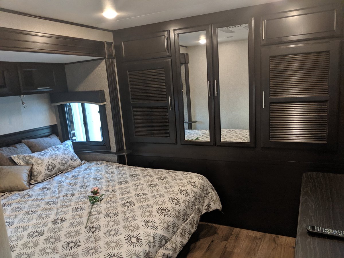 crazeeadventure's tweet image. Check out the Jayco Eagle 332CBOK
The new Jayco interior designs by Stacy Stewart with a modern farmhouse make it feel like home.
Come on in check them out
Ask for Les @Traveland RV
@jaycorv #jaycorv #travelandrv
@TravelandRVBC #rv #rvdesigns #rvlife 
#rvlifestyle #rvliving
