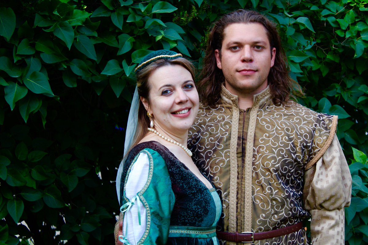 Every opera needs star-crossed lovers 💔💔💔 Do they get together in the end, or are they forever parted and does Lauretta throw herself in the Arno River for love of Rinuccio?  Grab a ticket for Gianni Schicchi and find out 😆 # yegfringe #yegschicchi tickets.fringetheatre.ca/performances.p…