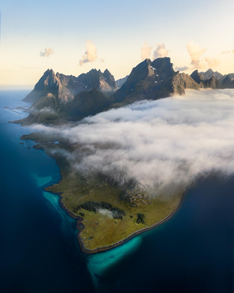 gorgeous_pix's tweet image. A few days ago I got this shot looking down at Lofoten  with low clouds rolling in. From u/malthezimakoff on Reddit #lowcloudsrolling #shotlooking #daysago #lofoten #got