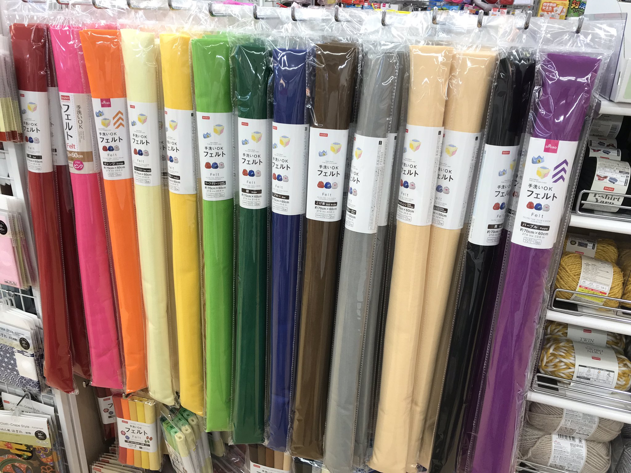 はや太郎 はやぶさ太郎 お盆を過ぎると100均や雑貨店はハロウィン商品を売り出す ダイソーは紫とオレンジの大判フェルトをこの時期しか売らないのでコマチ Amp 6色 Amp グループカラーネタの小道具を作る用に今の内に買っとかないといけない T
