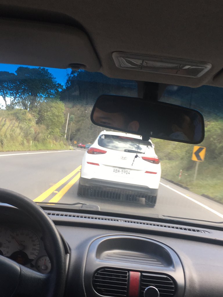 dianabacu's tweet photo. Definitivamente hay gente idiota al volante, el irresponsable conductor de este vehículo placas ABH5904 estuvo a punto de ocasionar un grave accidente en la via Loja-Catamayo. @ANT_ECUADOR https://t.co/juGzTvAlUL