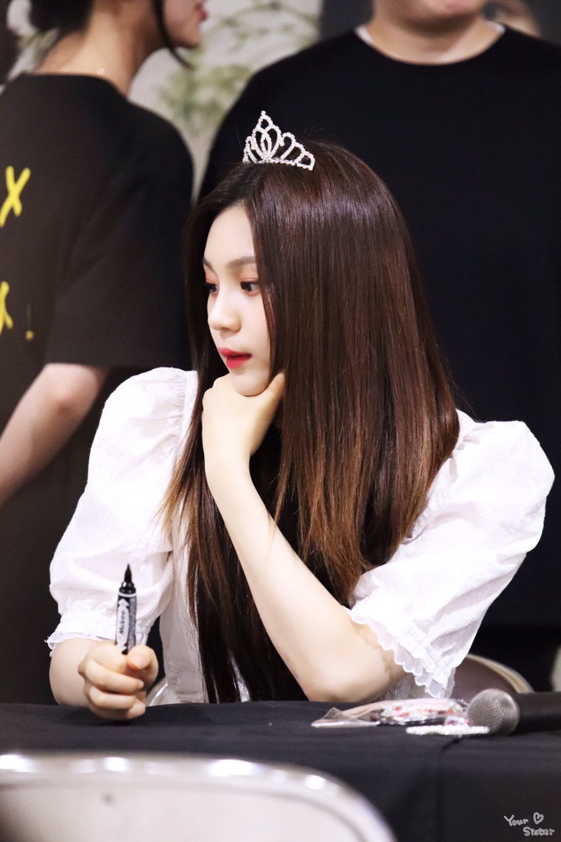 ___YOURSISTER's tweet photo. 오늘 생일이었네!
멋진 한해가 되시기를으로.

#HappyYerinDay
#HappyUmjiDay
#HappyYesisDay
#YeppoYeSistersDay
#HAPPY_YERIN_UMJI_DAY 
#한순간_예자매의_매력에_빠질때 https://t.co/aiwDiZlNKU