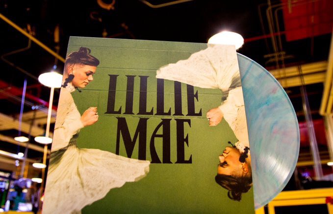 Grimeys's tweet image. Hot off the heels of her @opry debut, @lilliemae_music is headed to the record shop to play a free set today (Sunday) at 1:00! #OtherGirls is available now on CD &amp;amp; ltd ed. blue rainbow vinyl. Buy a copy here &amp;amp; get a wristband to have it signed after her set. 🌈🎶💘 #lilliemae