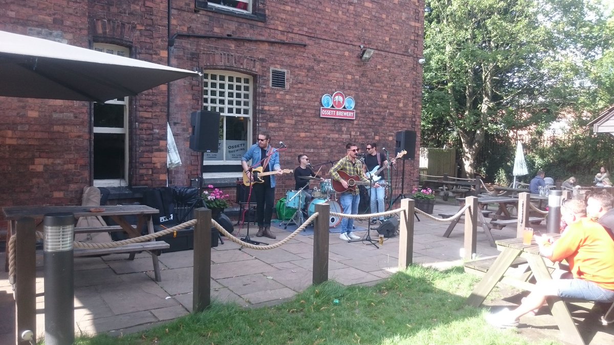 Superb live band and White <a href="/RatBrewery/">Rat Brewery</a>  in the garden <a href="/foxpubyork/">The Fox</a>  life doesn't get much better 🍺😀😀