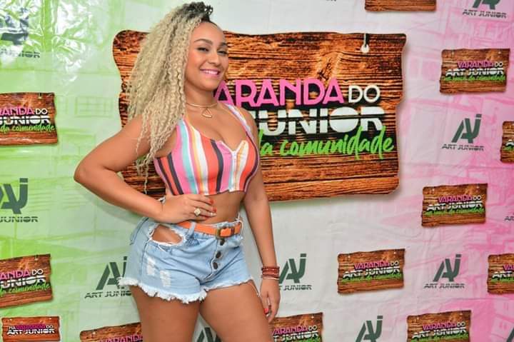 Jhessykiiiinha's tweet photo. Só para lembrar que hoje é dia de festejar 🎊
Vem pra varanda?
Veeeeem ! ! !
#Vempravaranda 💃🏾
#2ANOSdeVaranda 🎁
#VarandadoArtJunior ❤ https://t.co/2hWqsEt86m