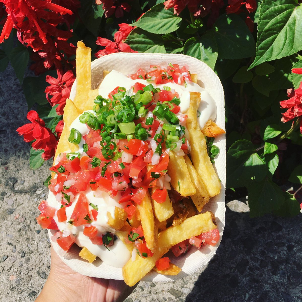 Our 100% #Vegan Supreme Poutine is sure to please 🌱 Try it only at the Ex located in the CNE Food Building! 

#letsgototheEx #cnefood #dutchfrites