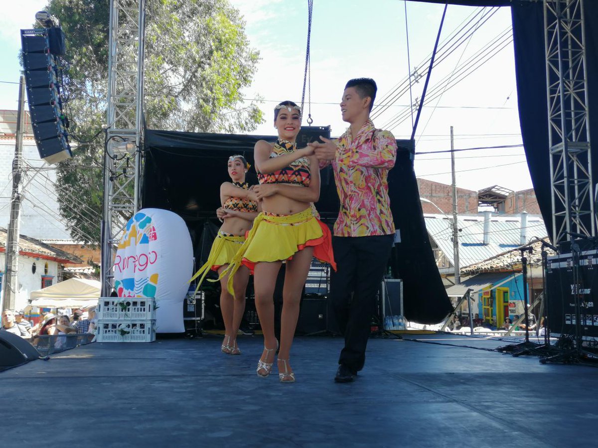 AlcRionegro's tweet photo. En este momento disfrutamos del 
Festival de cumbias, porros y gaitas en la tarima de la XX Fiestas de la Empanada. Programación para todos. #RionegroAvanza https://t.co/NUbNIPd9uE