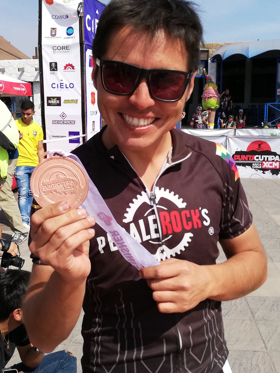 Pedalerocks's tweet photo. Cerrando 2da jornada de #PuntaCutipa2019 la durísima carrera en la curva de sudamérica  #pedalerocks® llegando sanos y salvos a pesar de las caidas.
Felicitaciones a Jonty  y don Félix por estar presentes en el podio de este difícil desafío #pedalerocksFAMILY #MountainBike #MTB https://t.co/m6rV24IQa4