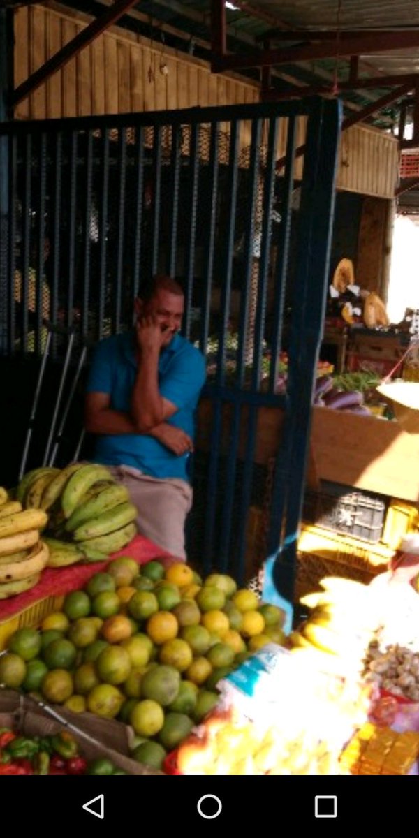 En el mercado de puerto Ordaz la especulación de precios es tal que un puesto me cobró bss25.000/kg de aguacate fui a reclamar y en la discusión el vecino del kiosco del lado salió agredirme borracho. El mercadito de puerto Ordaz perderá más clientes además de mi. Este es el tipo