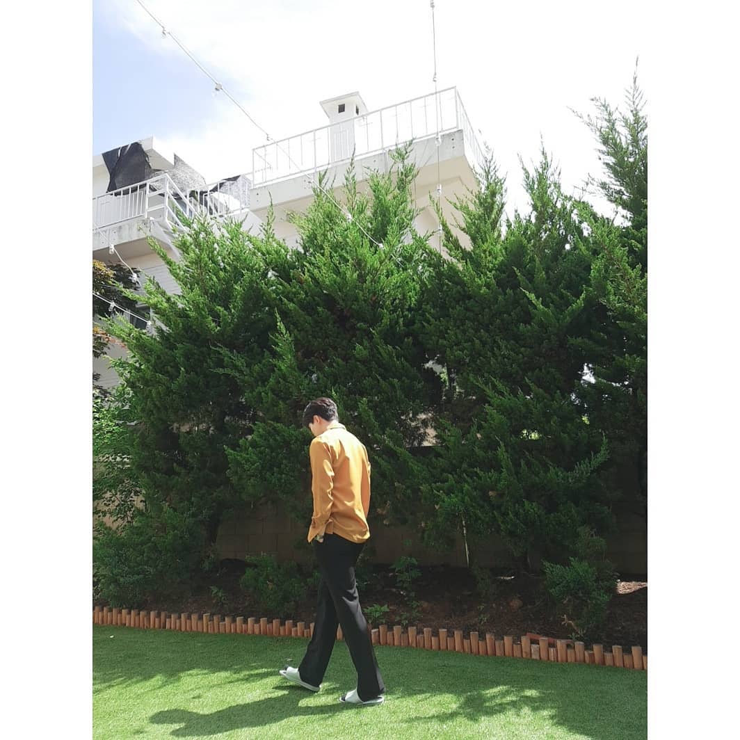 Real2PMBrasil's tweet photo. [#2PMSTAGRAM] 190818 | "Uma primavera de Junho 🌻 #UltimaFotoDeBonus #JunhoPeng #ItPeng #NoParque" https://t.co/Y1OydM8Akb