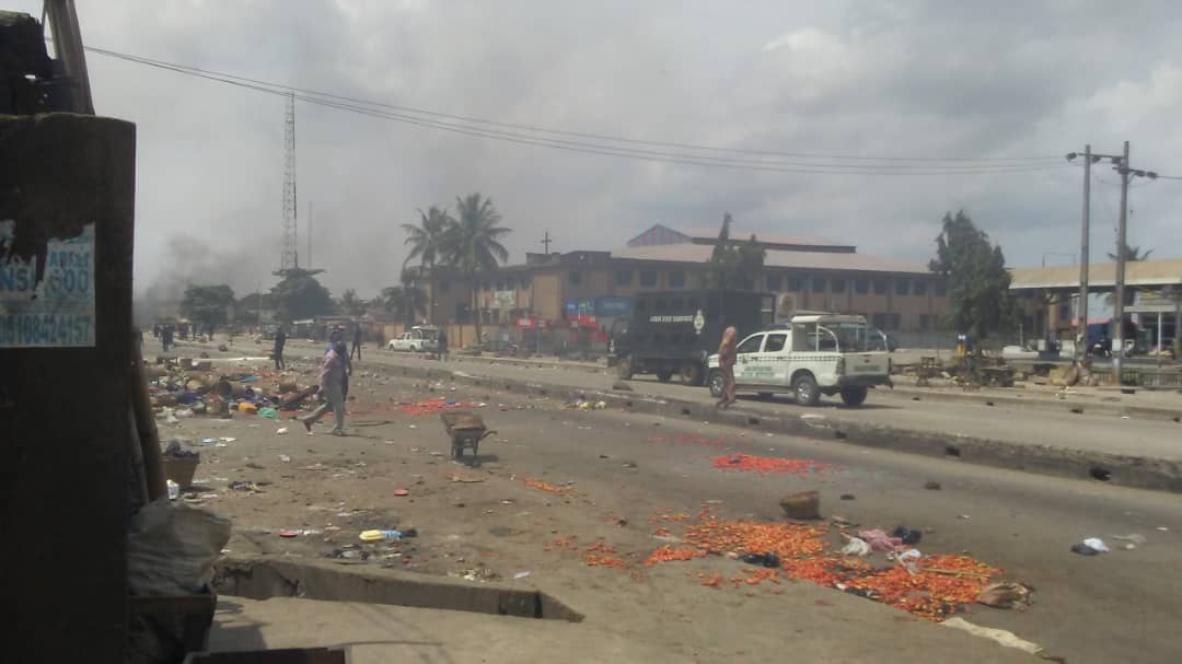 ravetvchannel's tweet photo. #HappeningNow #RavetvNews

Serious clash between the Hausa community and the Yoruba community in Oke Odo market, Alimosho LGA, Lagos State.

Correspondent: Adeola Abiodun Gentlesoul.

cc: @jidesanwoolu @Gidi_Traffic @AlimoshoOnline @TrendsLagos @followlasg 
#CHELEI #FoodiesNG https://t.co/c8sERTR1hV