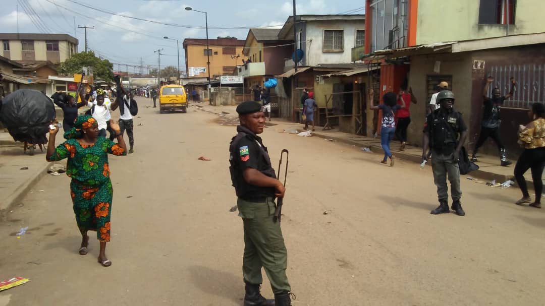 ravetvchannel's tweet photo. #HappeningNow #RavetvNews

Serious clash between the Hausa community and the Yoruba community in Oke Odo market, Alimosho LGA, Lagos State.

Correspondent: Adeola Abiodun Gentlesoul.

cc: @jidesanwoolu @Gidi_Traffic @AlimoshoOnline @TrendsLagos @followlasg 
#CHELEI #FoodiesNG https://t.co/c8sERTR1hV
