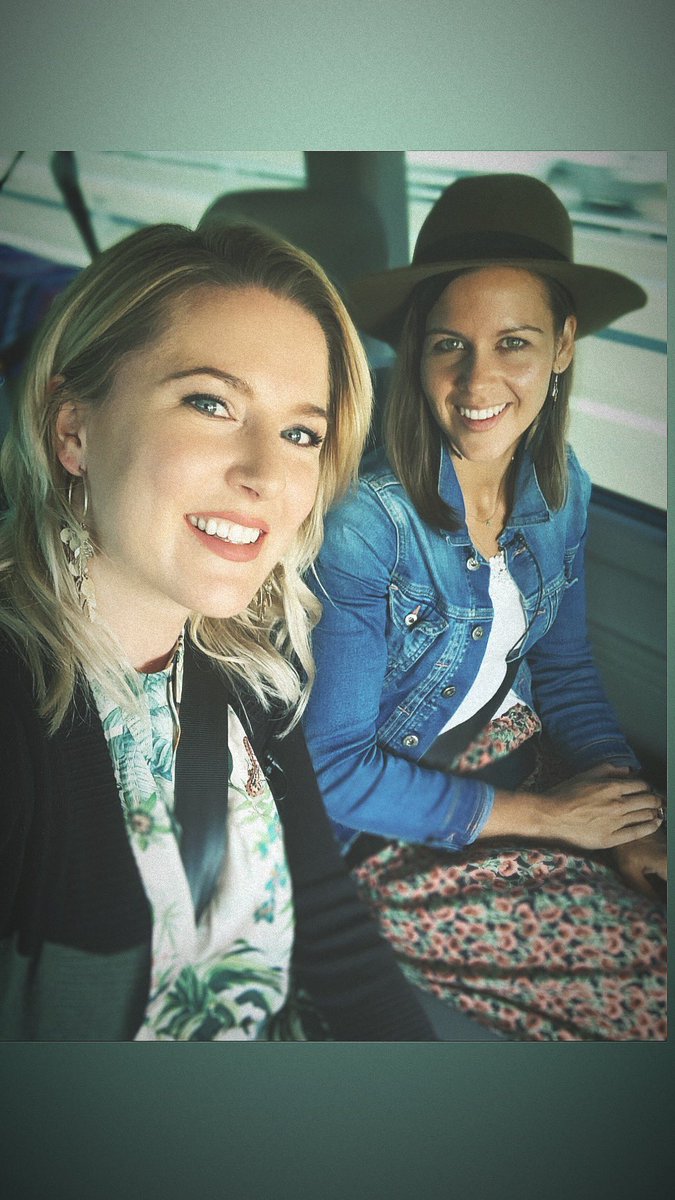 Erfolgreicher Drehtag mit Melanie Oesch geht zu Ende 🎥 2. Staffel meiner Sendung „Typisch...“ startet am 17.9. @TeleBaernTV #melanieoesch <a href="/oeschs_die_3/">Oesch's die Dritten</a> #telebärn #typischmichelle #tvshow #romanshorn #switzerland #jodel #tradition #music #tv #bern