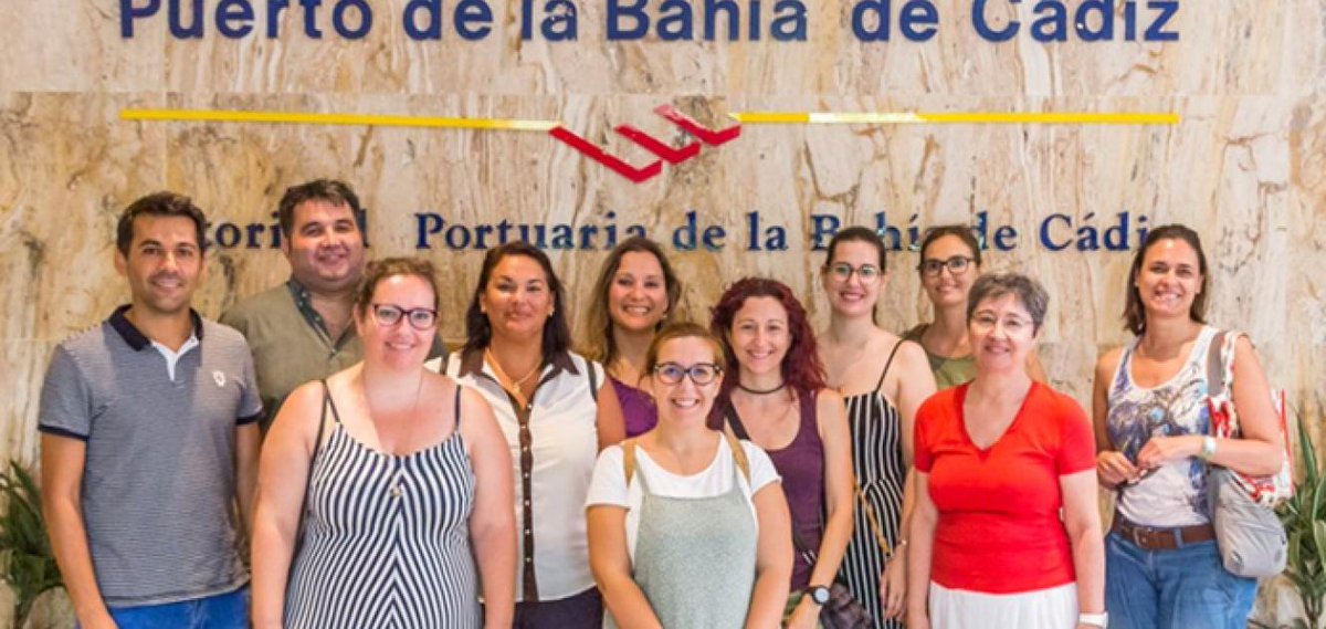LanzadPtoReal19's tweet photo. 24-JUL: Visitamos las instalaciones de la Autoridad Portuaria de la Bahía de Cádiz. Juan Gómez Alcántara nos dio una charla donde pudimos conocer el funcionamiento del puerto de nuestra ciudad como del resto del país. ¡Gracias por la visital! #LanzaderaPuertoReal2019 #Lanzaderas https://t.co/iL5cvhS18u