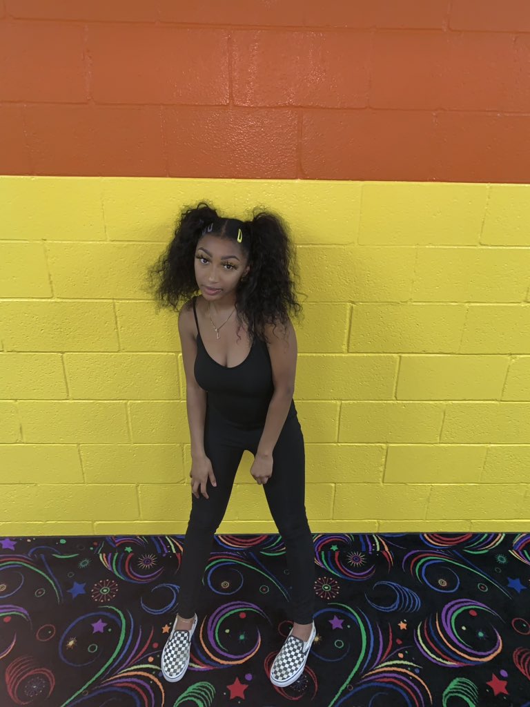 liazway's tweet photo. 5’2 😔 https://t.co/tdEbgbPrYZ
