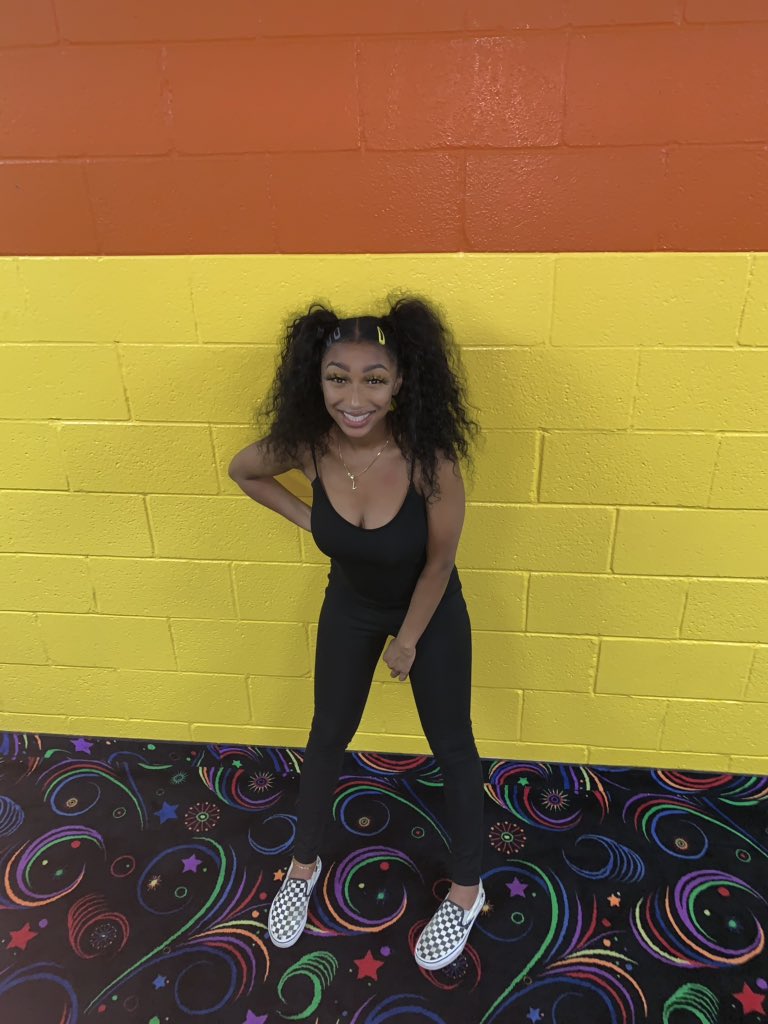 liazway's tweet photo. 5’2 😔 https://t.co/tdEbgbPrYZ