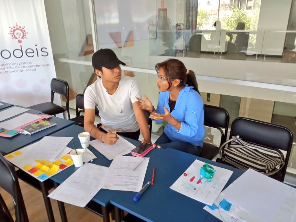 En este segundo día del #Ideatón estamos reforzando las soluciones que los chicos propusieron! 😎🎉💯☑️🔥#Codeis #Innovación #Emprendimiento #WorldChangeMaker