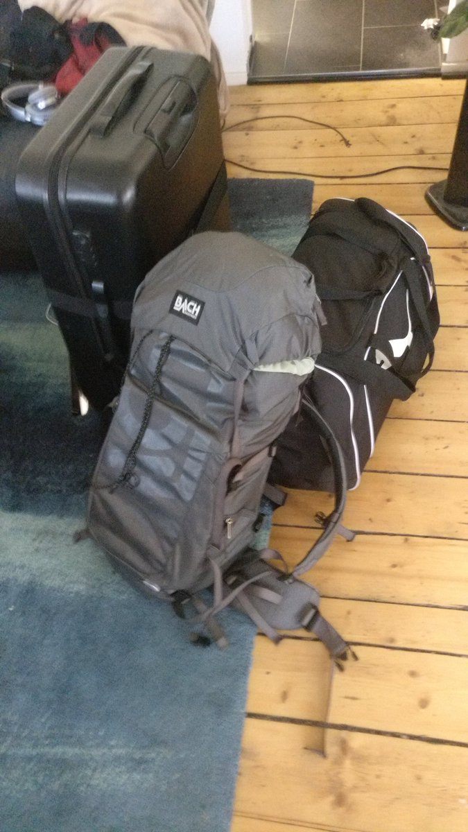 Ein großer Koffer, eine große Tasche und ein 42 Liter Wanderrucksack.