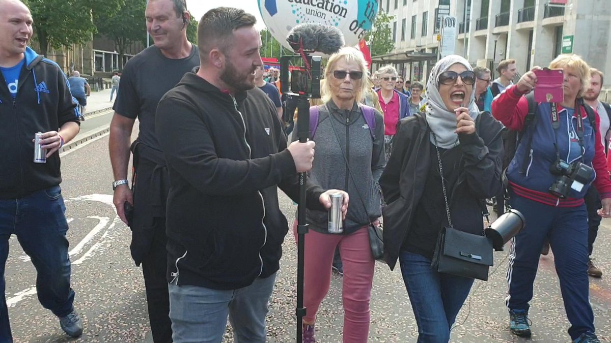 mcrmeteor's tweet photo. 2/ James Goddard and his far right cronies targeted Nahella Ashraf of @MSTARmmu . Ashraf and her fellow marchers shrugged of their attempts at intimidation and inflammatory comments.

Rousing speech by @DerbyChrisW told those gathered to prepare for a socialist Labour government. https://t.co/CyfevYYVme