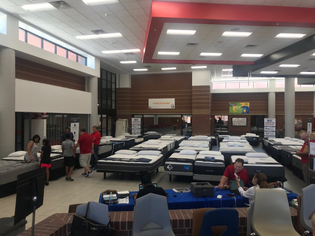 coppellfootball's tweet image. Mattress Sale happening NOW!!!!  Name brand, quality mattresses and super low prices.  Plus you help out Coppell Football!  We are here until 6:00!!!  Come get the bed of your dreams!!!!