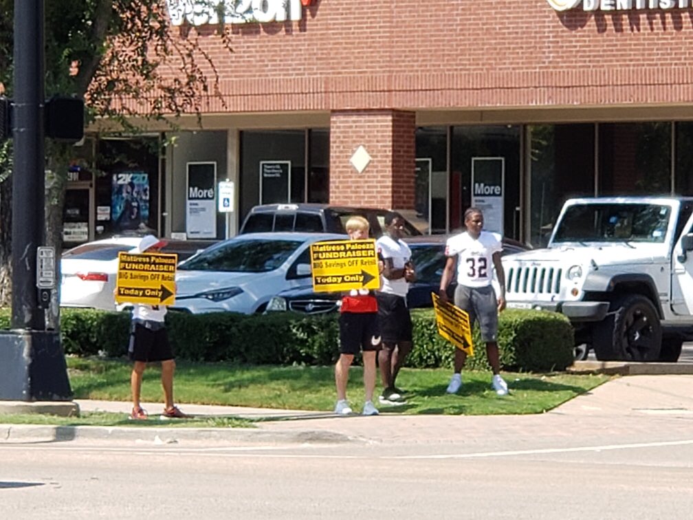 coppellfootball's tweet image. Mattress Sale happening NOW!!!!  Name brand, quality mattresses and super low prices.  Plus you help out Coppell Football!  We are here until 6:00!!!  Come get the bed of your dreams!!!!