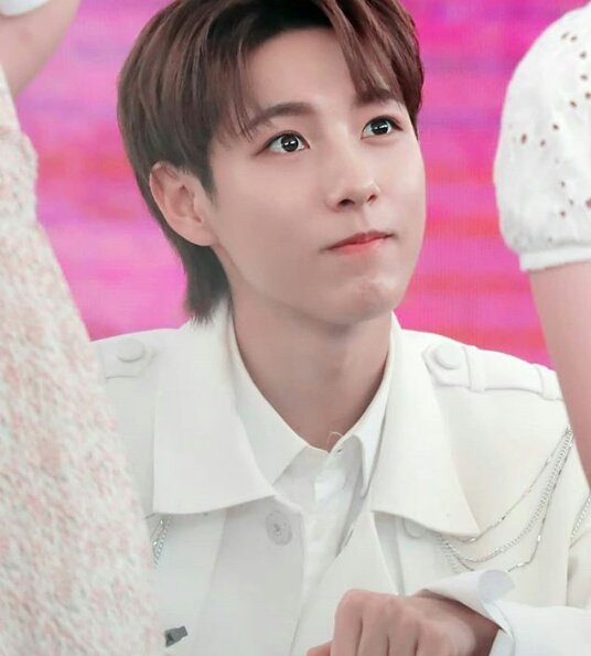 haseulgiz's tweet photo. 🌈🍒 huang renjun being tiny AND cute : a thread 🍒🌈 https://t.co/z0iEjia8A7
