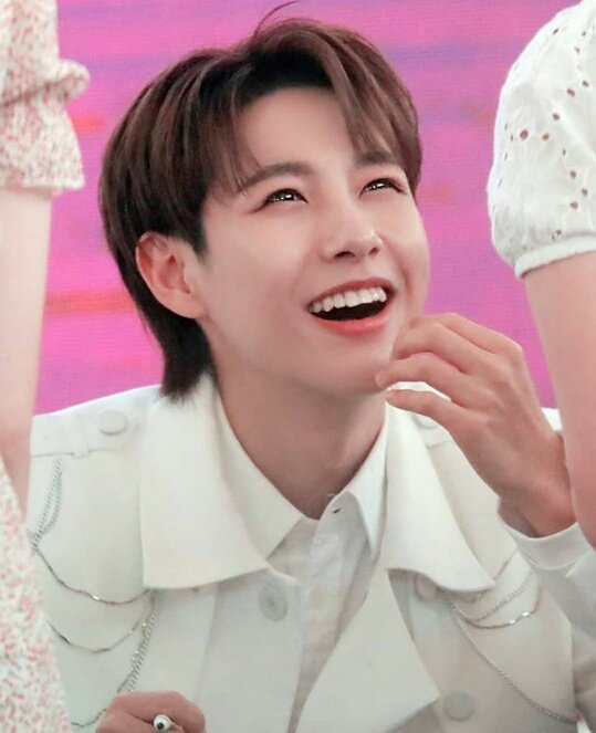 haseulgiz's tweet photo. 🌈🍒 huang renjun being tiny AND cute : a thread 🍒🌈 https://t.co/z0iEjia8A7