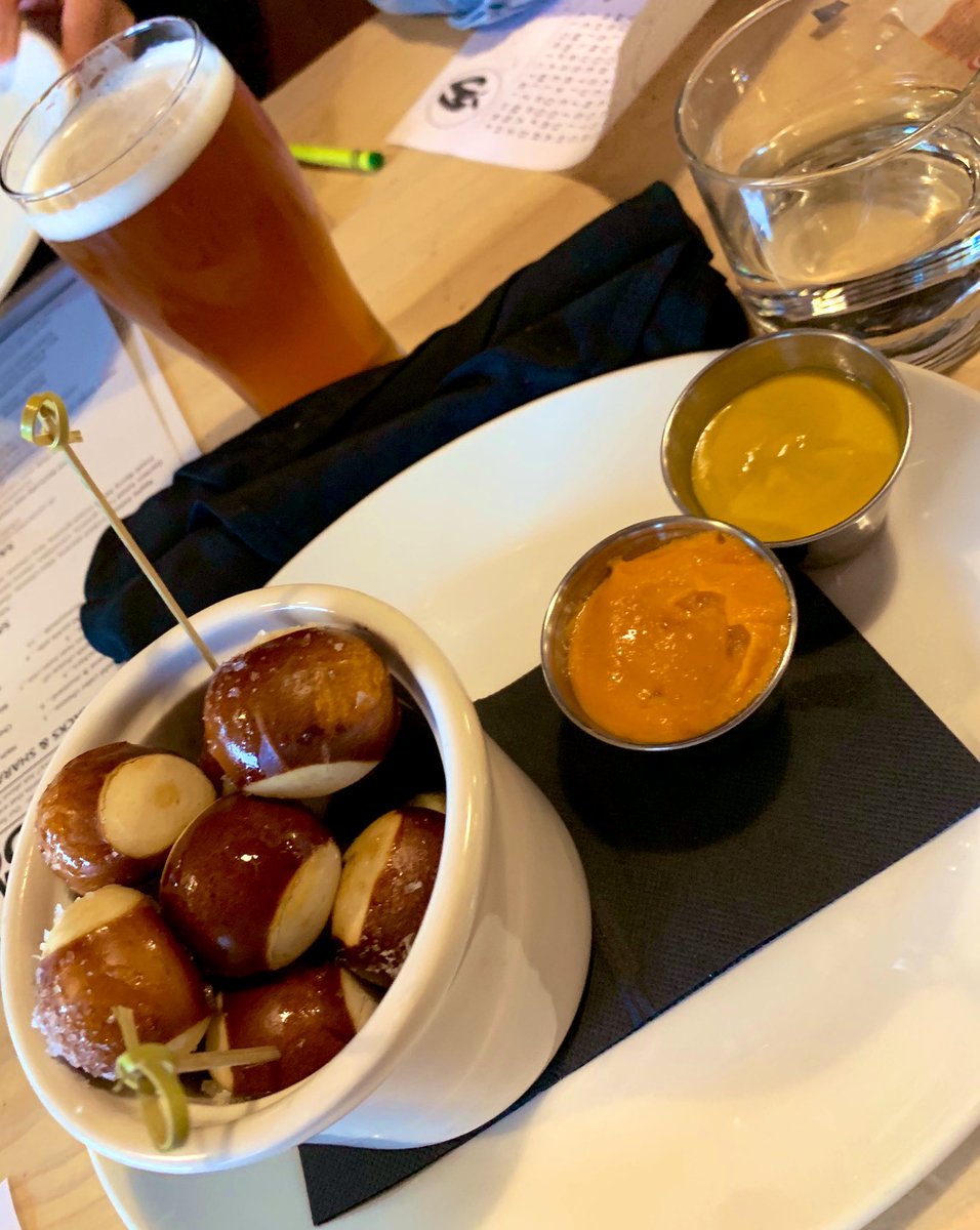 macdoesmornings's tweet photo. Wasnβt a fan of hard ciders until @vandermill convinced me otherwise 5oz at a time π€€ And the pretzel bites...Damn. #RestaurantWeek #GrandRapids https://t.co/YcnGncBe1v