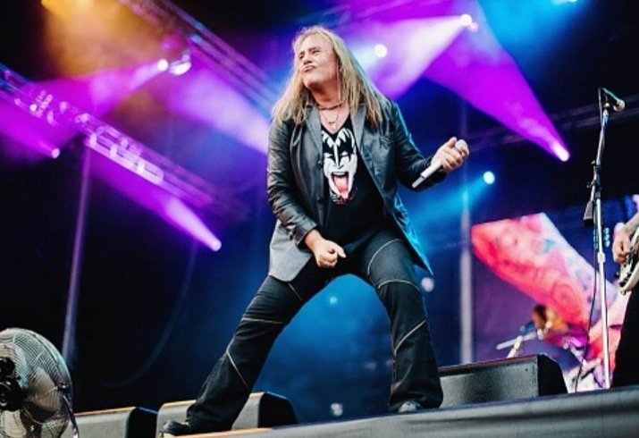 Wishing a very happy birthday to Andi Deris!!      
