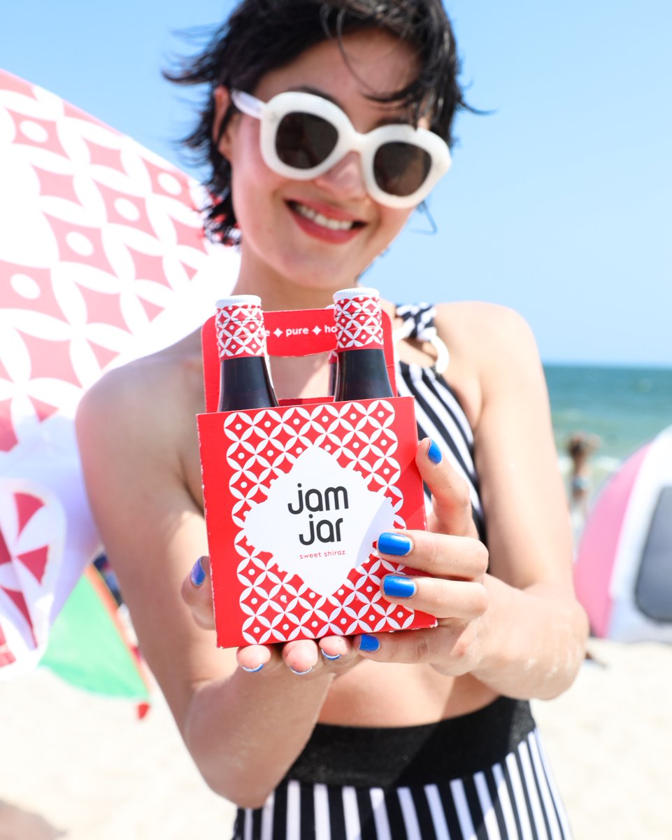 JamJarWines's tweet photo. The perfect beach day companion! Having trouble finding these minis? Ask your local store to bring them in! #SweetMiniMoment #JamJarMinis #AlternativePackaging #187ml https://t.co/PZMWh9WEDX
