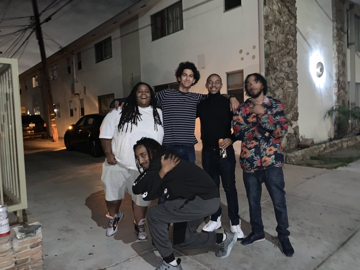 TheresThaer's tweet photo. So yesterday I met up with all my Xbox friends in Long Beach, I’ve played with these fools for about two years lmao https://t.co/cyvDKuJhf4