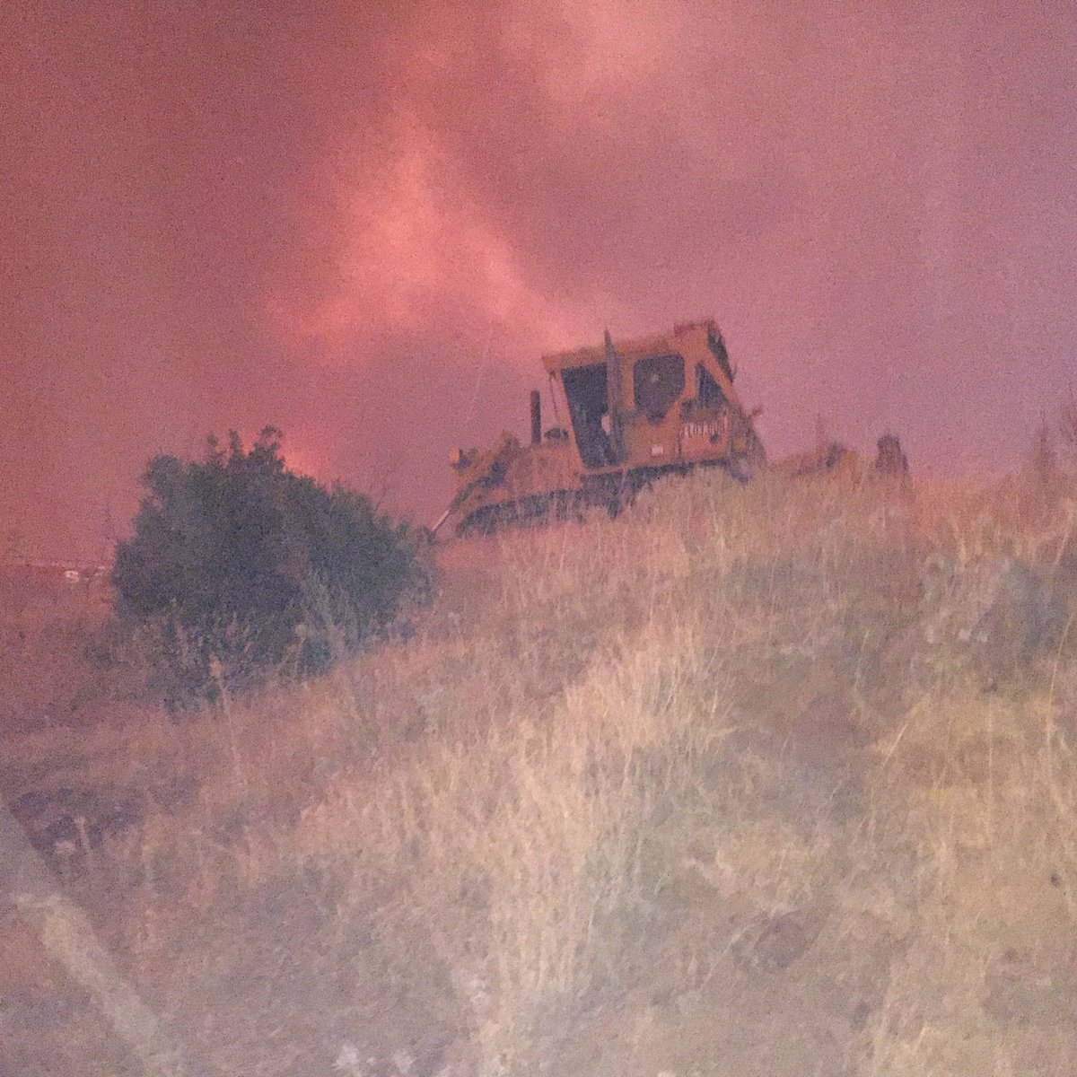 Yukarı Orhanlıyı boşattık iniyoruz. Alevlerden uzaklaşıyoruz. Orman köyün kıyısı. Köyümüz de her an yanabilir. Rüzgar hiç dinmedi. Bilinçli yakıldığını düşünüyoruz. Efem Çukuru, yangın yeri, bir altın madeniydi. #izmir