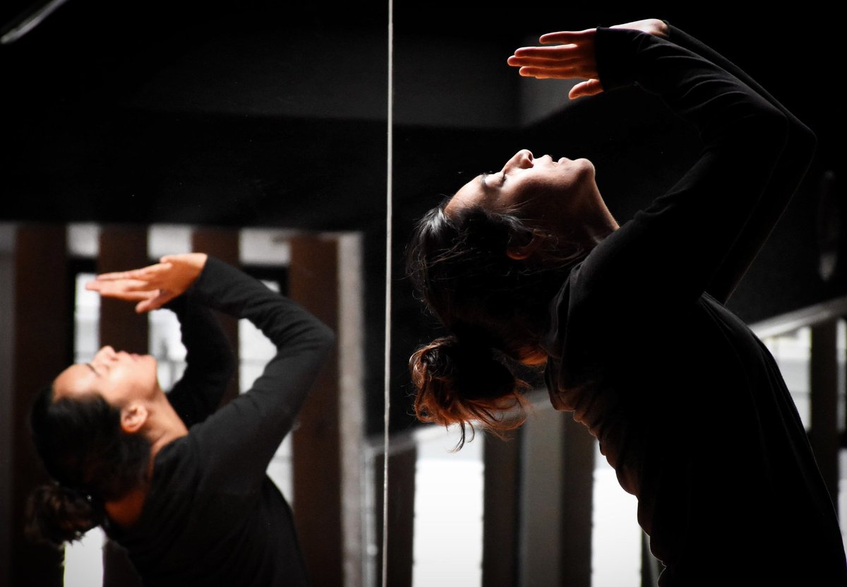 mg_lome's tweet photo. Esta nueva investigación va de la mano con la pregunta "¿Quién soy?"
 ¿Dejamos de ser nosotros mismos solamente porque ya no nos reconocemos en el espejo porque el tiempo ha dejado sus huellas en nuestra piel?

 #dancephotography #dance #contemporarydance #danza #Mexico https://t.co/yVPcQrqgGl