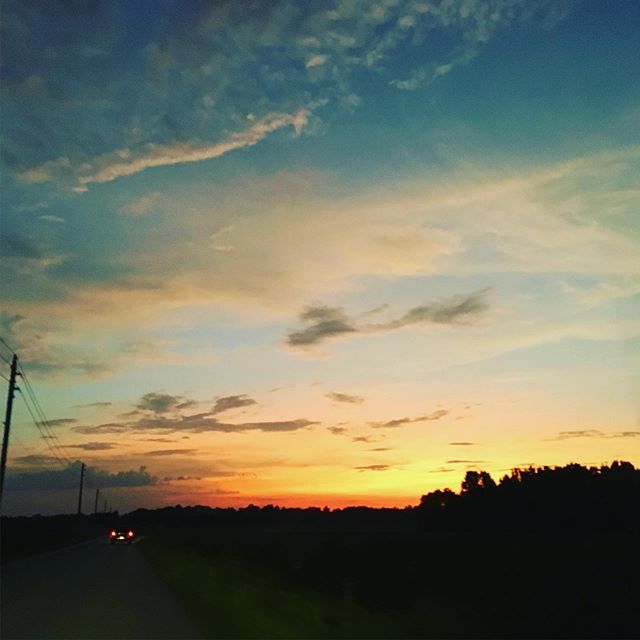 madsjchic's tweet photo. Eyyyyyyy Florida has the best sunsets 😍😍😍
.
.
.
#florida #sunset #dusk #sky #clouds #pretty #natural #floridacolors https://t.co/Mj0BSm4IkA https://t.co/O8kcccmSqo