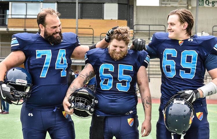 linemanissues's tweet photo. Who doesn’t love the center? https://t.co/IkeSzCDBw3