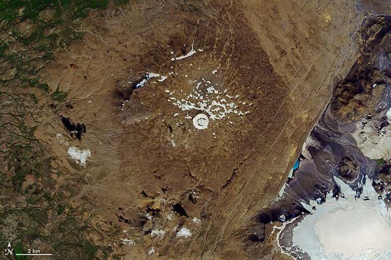 Forumeteoclimat's tweet photo. 🌍 Aujourd’hui, l’#Islande a rendu hommage au glacier Okjökull « Ok » disparu par le dérèglement climatique... une plaque commémorative a été installée 😱 https://t.co/ypS33jFPvb