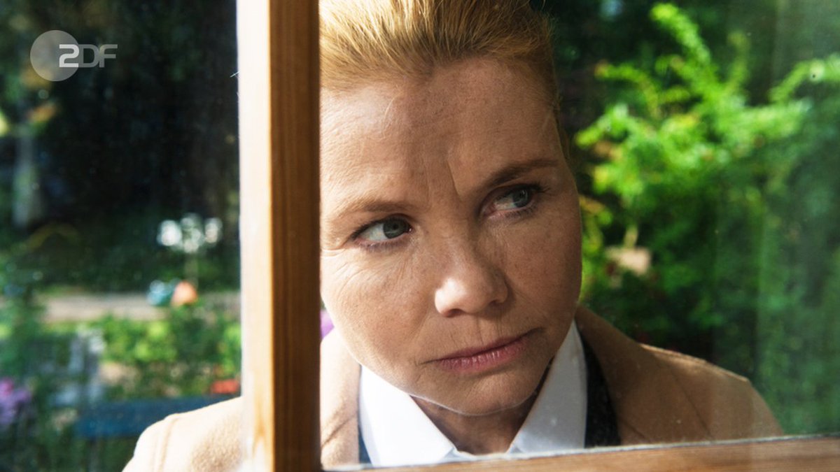 "Ella Schön - Die Inselbegabung": Ella (Annette Frier) schaut durch eine Fensterscheibe ins Innere eines Hauses. Samstag, 20:15 Uhr im ZDF.