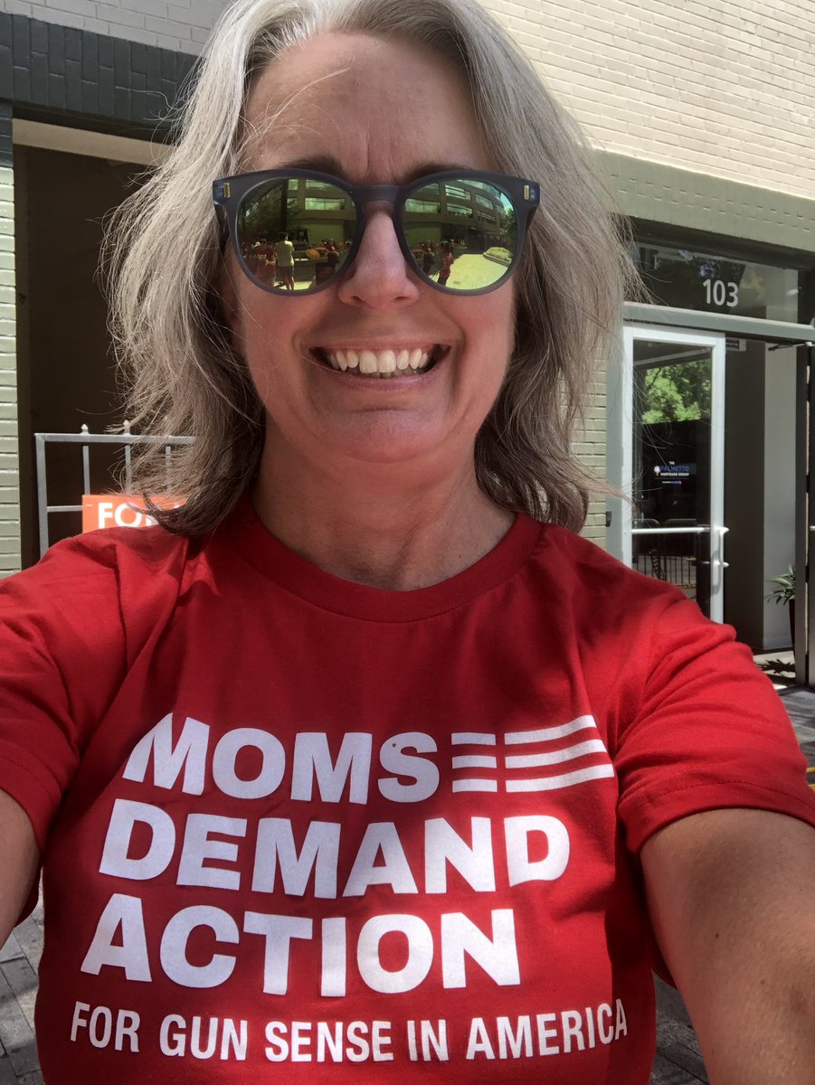 wells88's tweet photo. Common sense gun laws make sense. About to educate some folks about the gun laws we have and how we can better enforce them to protect our kids, our teachers, our law enforcement officers - every single one of us. #MomsDemandAction #GunSenseMakesSense #SummerRecessRally https://t.co/xhWCMaCCfY