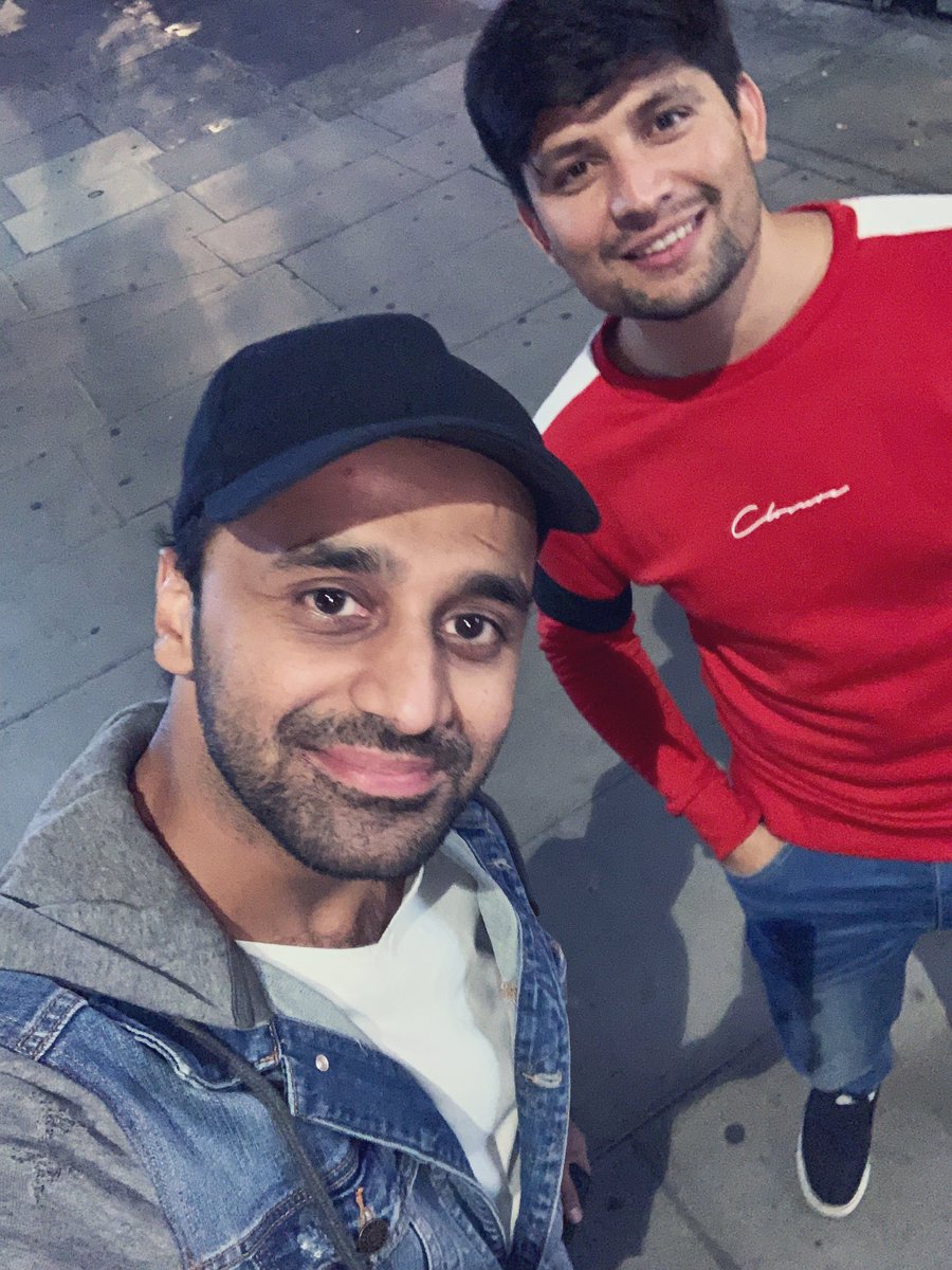 ifrajaved14's tweet photo. تو کیا ہوا اگر سب کہیں اور مصروف ہیں 💕
تو کیا ہوا اگر میرے سر میں درد ہے 😔
میں کیوں اپنی ذمہ داری بھولوں 😂😂
#SameHood
Pic 1 : Canada 2018
Pic 2 : Austrailia 2018
Pic 3 :London 2019
@WaseemBadami
#WaseemBadami https://t.co/pXJjSy1cLn