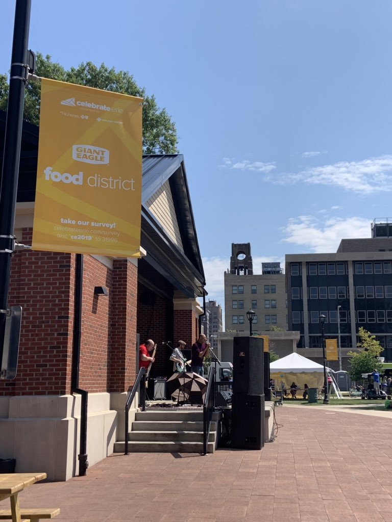 BigCheeseErie's tweet photo. Last day down at @CelebrateErie . Come down to enjoy this beautiful sunshine, delicious food, music and creative art! The big cheese will cook you up something yummy!! We even had Disney princesses stop by today. https://t.co/TSTUuvdLQe