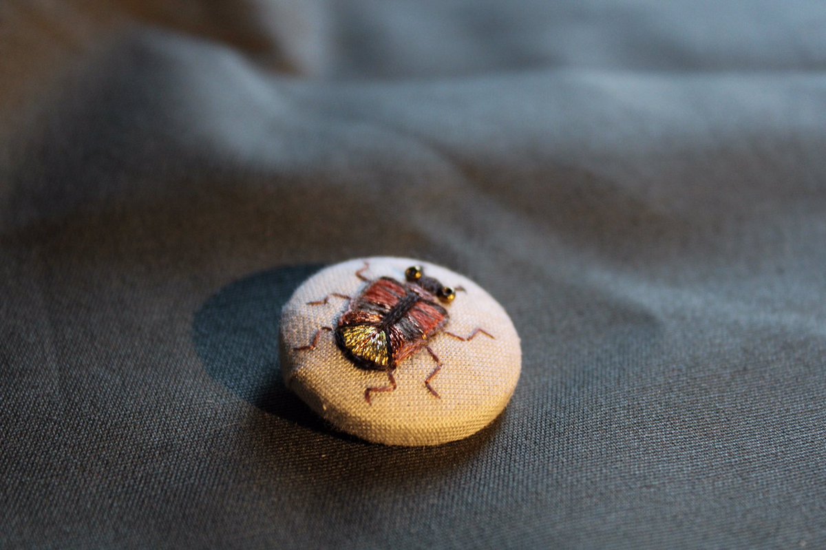 #Contest for the 1500 followers! 🎉

You can win this little #pin (2,9cm ⌀) by:
-Follow my account
-RT this tweet
-FAV this tweet 

End August 25 at 9pm.

#embroidery #handembroidery #modernembroidery #needlepainting #handcraft #animal #art #broderie #broche #insect