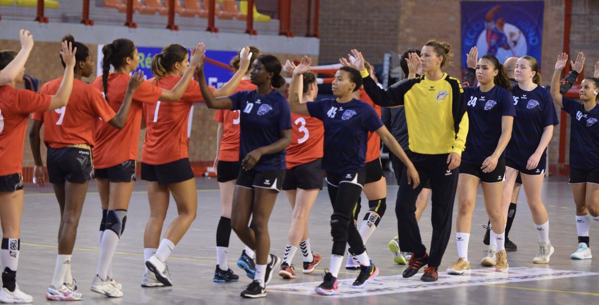 GuillaumeMilert's tweet photo. Belles performances @HavreSports dans le Nord ce w-e. Après @HAC_Foot hier, deux matchs tests prometteurs pour le @HacHandball76 à la #VenusCup. Encore un grand merci à @LOMMEHANDBALL et la @MEL_Lille pour leur accueil. Et aux supporters havrais ⚽️+🤾‍♀️ #TeamHAC #NousSommesLeHavre https://t.co/5wjV8BRNkj